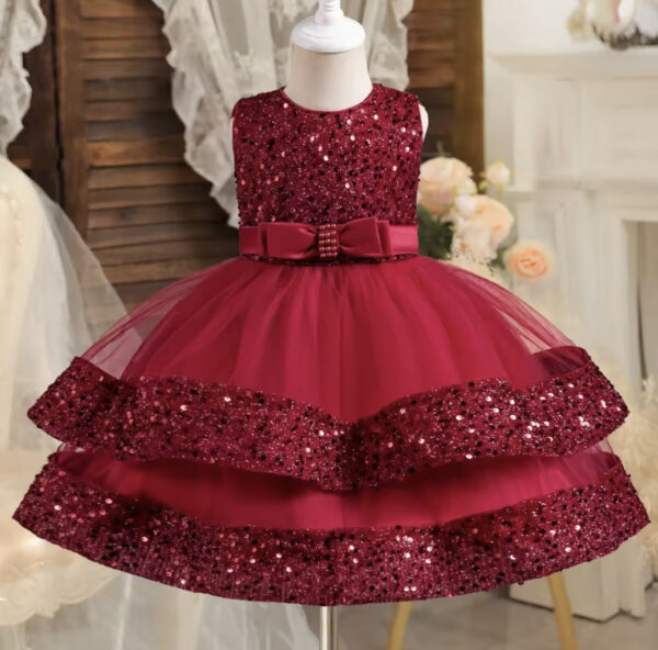 vestido rojo brillante con capaz